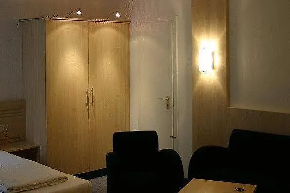 מלון Mondial Comfort - Frankfurt Centre 3*
